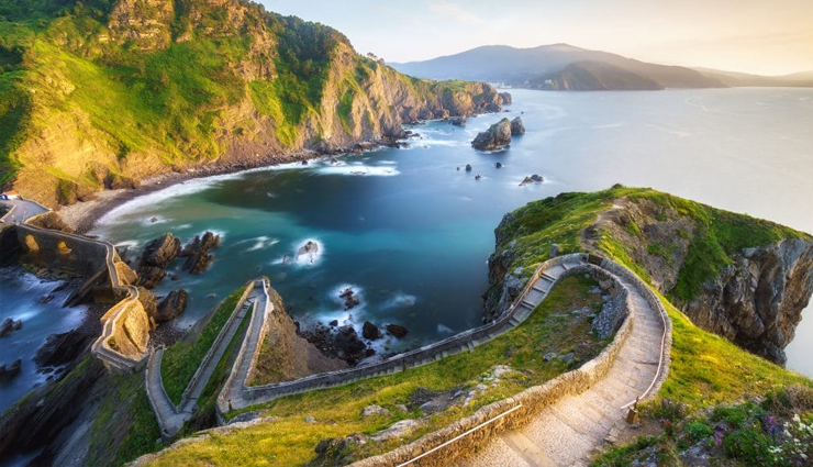 hiking trails in the world,difficult hiking trails in world,hiking,trans canada trail,mount huashan,everest base camp,inca trail,camino de santiago,travel,holidays,travel guide