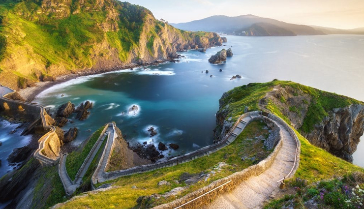 hiking trails to explore in the world,difficult hiking trails to explore in the world,world,explore in the world,travel,travel guide,travel tips