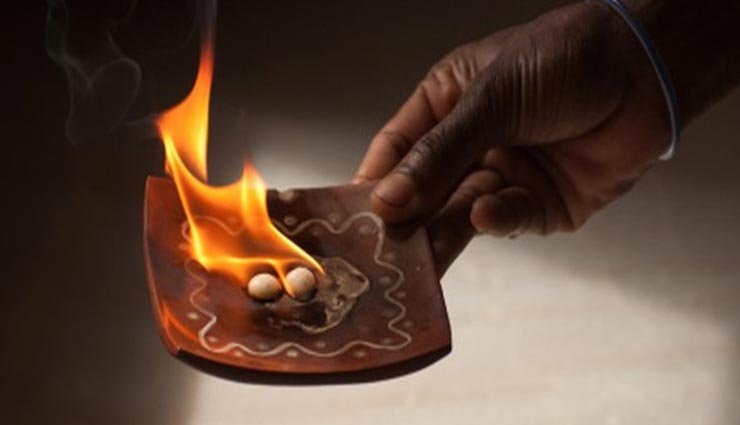 vastu tips,vastu tips in hindi,camphor tips,positivity in life