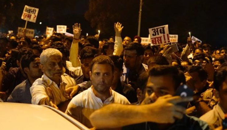 उन्नाव-कठुआ गैंगरेप: राहुल-प्रियंका की अगुवाई में कांग्रेस ने निकाला कैंडल मार्च