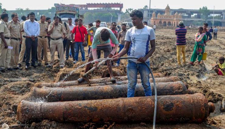cannons,200 years old,park,nagpur,weird news in hindi