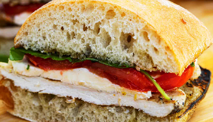 caprese sandwich recipe,italian sandwich,mozzarella sandwich,easy caprese sandwich,fresh mozzarella sandwich,tomato and mozzarella sandwich,basil and mozzarella sandwich,homemade caprese sandwich,quick caprese sandwich,caprese sub,vegetarian sandwich recipe