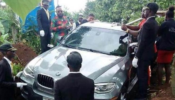 नाइजीरिया : बेटे ने पिता को 45 लाख रुपये की महंगी कार में किया दफन, वजह जानकर हो जाएंगे हैरान!
