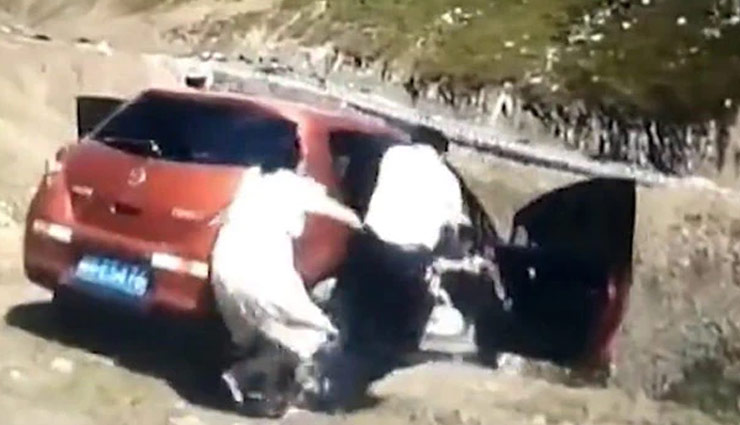 कैमरे में कैद हुआ चट्टान से नीचे गिरती कार का यह खौफनाक मंज़र, बाहर कूदने लगे अंदर बैठे लोग, देखें Video