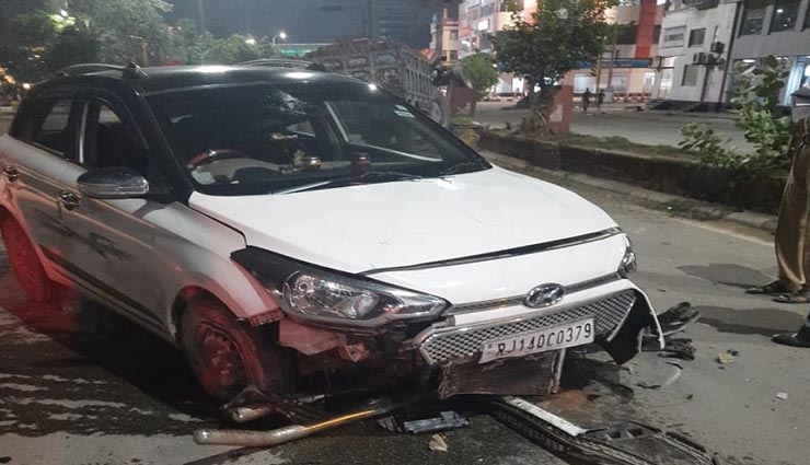 जयपुर : नशे में धुत युवकों ने चढाई पुलिस के जवानों पर कार, बोनट पर लटका रहा कांस्टेबल, डिवाइडर से टकराकर रुकी गाड़ी