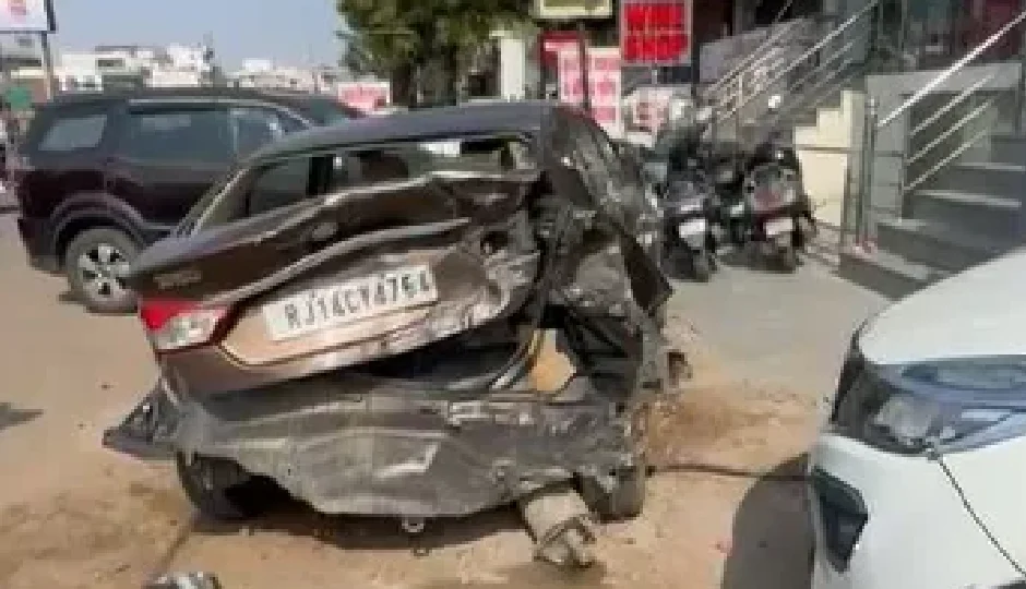 जयपुर में तेज रफ्तार का तांडव, बेकाबू कार ने एक के बाद एक 5 वाहनों को मारी जोरदार टक्कर; तस्वीरें सामने आईं jaipur car accident,high speed car crash,reckless driving jaipur,drunk driver jaipur,jaipur road accident,jaipur vehicle collision,jaipur traffic mishap,car hits 5 vehicles,jaipur accident news,jaipur crash photos