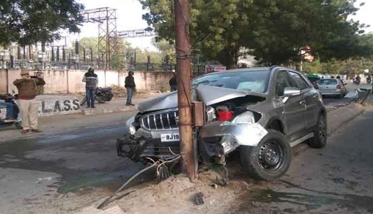 जोधपुर : परीक्षा में देरी की हड़बड़ी से हुआ एक्सीडेंट, डिवाइडर पर चढ़ बिजली के पोल से टकराई कार
