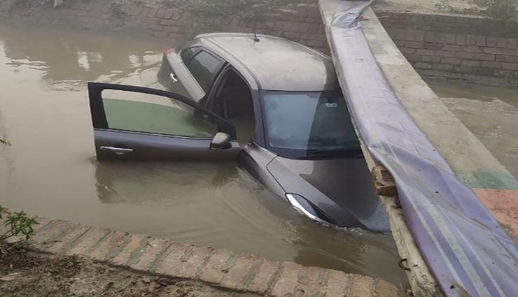 श्रीगंगानगर : ऑपरेशन के लिए जा रहे थे 4 डॉक्टर, कोहरे के चलते नहर में गिरी कार, बचे बाल-बाल