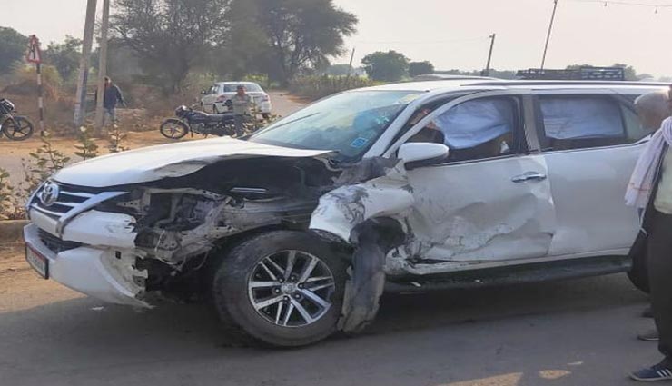 अलवर : हादसे का शिकार हुई हनुमान बेनीवाल के विधायक भाई नारायण की कार, एयरबैग खुलने से बची जान