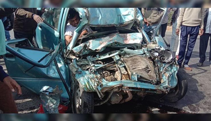 सिरोही : ट्रोले की चपेट में आई कार, स्टेयरिंग मेंं फंसा ज्वैलर का शव, उड़े कार के परखच्चे
