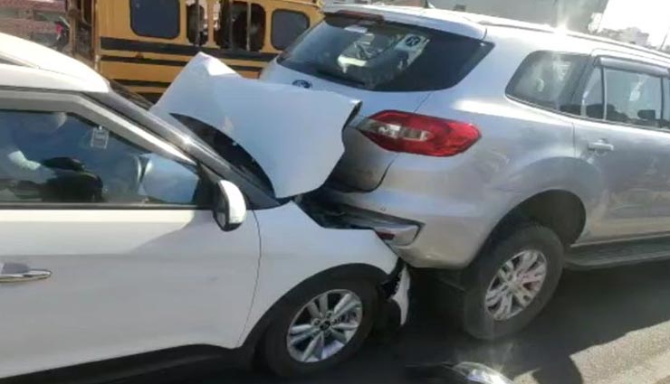 जयपुर : आपस में टकरा गई तेज रफ़्तार छह कारें, राहगीरों ने निकाला फंसे लोगों को बाहर 