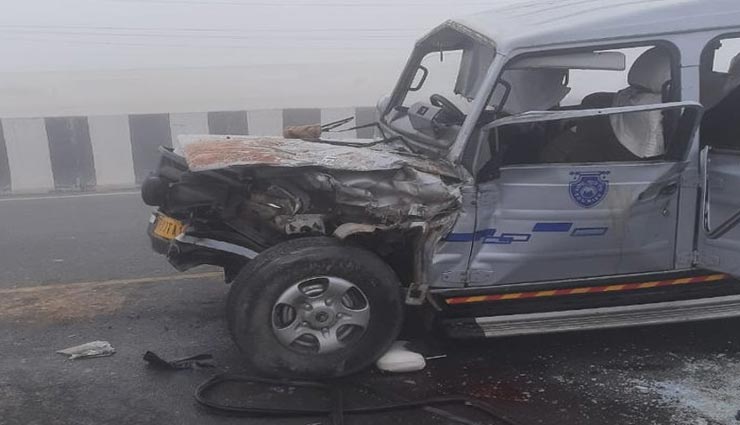 श्रीगंगानगर : कोहरे का शिकार हुई कार, ट्रक की स्पीड अचानक कम होने से हादसा, 1 की मौत, 13 घायल