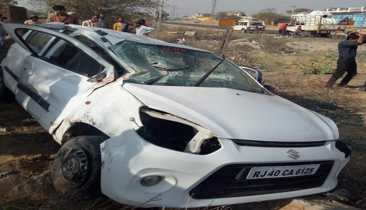 सीकर : भीषण हादसे में चकनाचूर हो गई कार, गेट तोड़कर निकाला फंसे दो लोगों को, एक की मौत