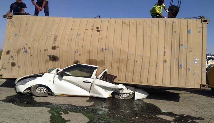 जोधपुर : ओवरटेकिंग के दौरान हुआ दिल दहलाने वाला हादसा, कार पर गिरा लोड कंटेनर, 4 की दर्दनाक मौत news,latest news,news in hindi,local news,rajasthan,jodhpur