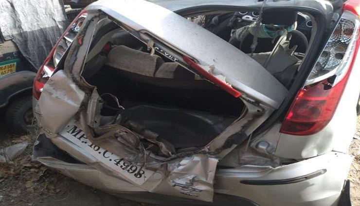 जयपुर : दुर्गापुरा पुलिया पर बेकाबू होकर पलटी तेज रफ्तार कार, युवती की हुई दर्दनाक मौत, दो युवक गंभीर