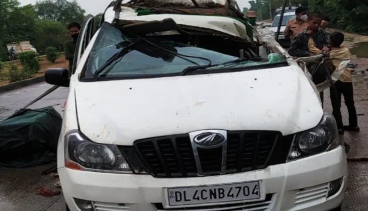 उत्तरप्रदेश : पंचर होने के बाद असंतुलित होकर पलटी तेज रफ्तार कार, एक की मौत