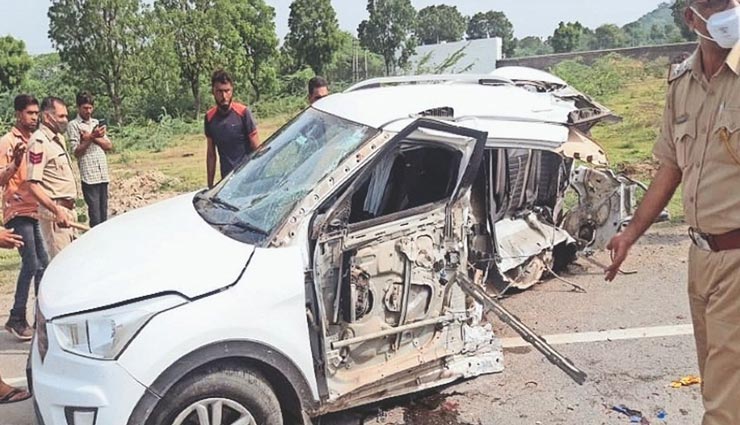 भीलवाड़ा : स्कूटी सवार काे बचाने के प्रयास में पुलिया से टकराई कार, दो महिलाओं की मौत