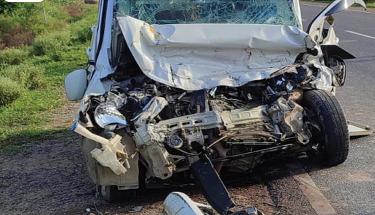 अलवर : गोवर्धन परिक्रमा कर लौट रहे परिवार की कार ट्रॉले से भिड़ी, 5 लोगों की मौत, 3 घायल