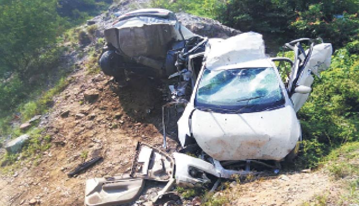 उदयपुर : अनियंत्रित होकर डिवाइडर से टकराई तेज रफ्तार कार, हुए दो टुकड़े, एक की मौत