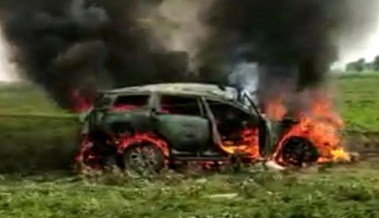 श्रीगंगानगर : बिजली के खंभे से टकराने के बाद अनियंत्रित हुई कार पलटी और लगी आग, बच्चा बचा लेकिन पिता की मौत
