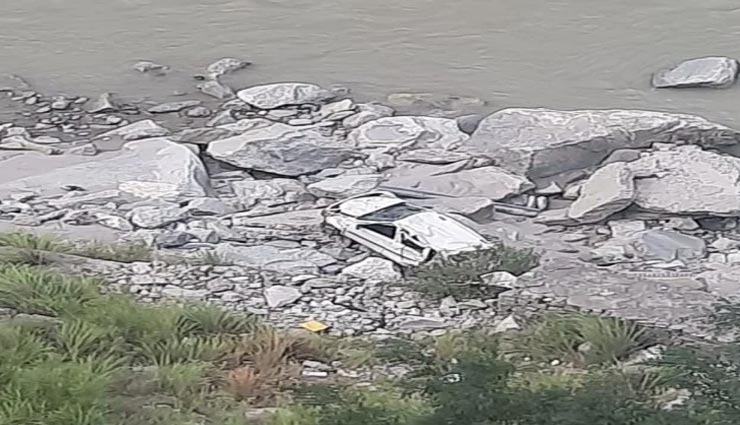 हिमाचल : अनियंत्रित होकर बीच सड़क से 200 मीटर नीचे सतलुज नदी के पास जा गिरी कार, अभियंता की मौत, महिला घायल