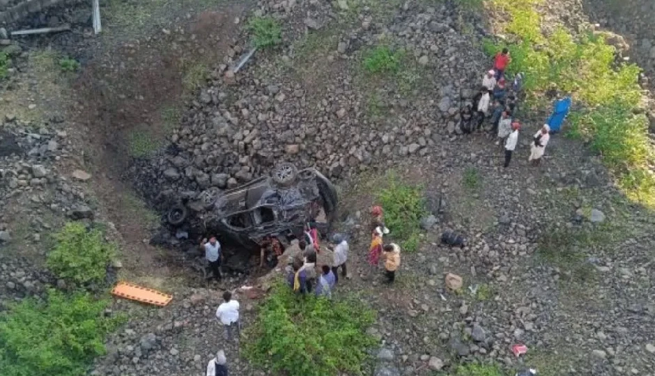 दिल्ली–मुंबई एक्सप्रेसवे पर भीषण हादसा, रतलाम में बेकाबू कार गहरी खाई में समाई, 5 लोगों की दर्दनाक मौत