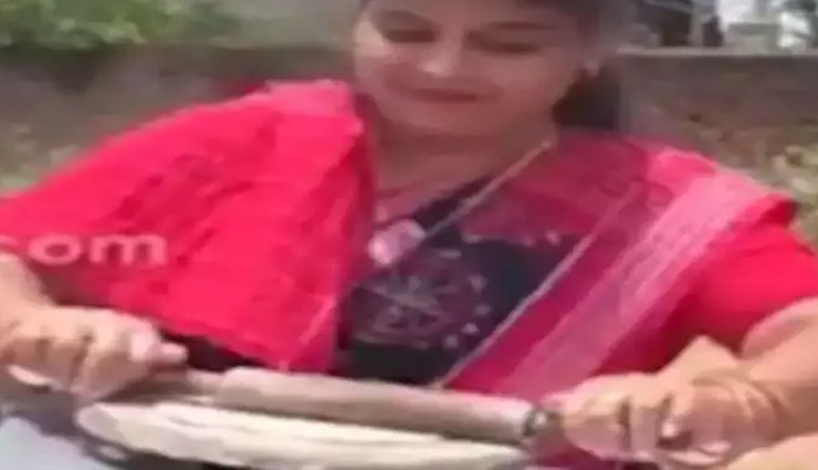 इस महिला ने तो कार के बोनट पर ही सेक दी रोटी, देखें ये वायरल वीडियो
