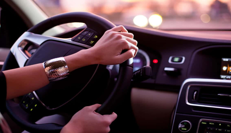 हाईवे पर कार चलाते समय ही सो गई महिला! फिर हुआ कुछ ऐसा जो सोच से परे 
