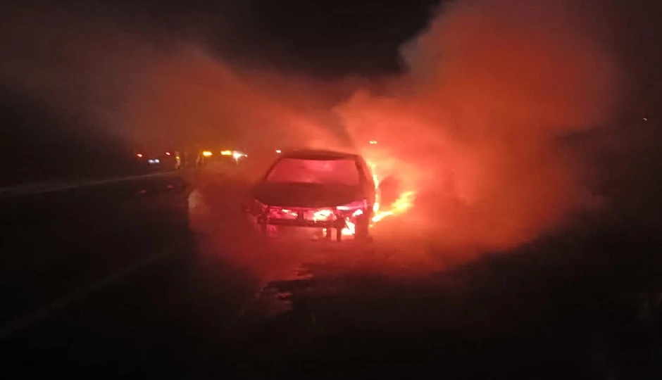 बहरोड़ में रात को चलते-चलते कार में लगी आग, चालक सुरक्षित