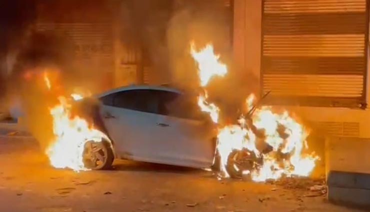 बीकानेर : घर के पास ही सड़क पर खड़ी थी कार, देर रात 4 युवक आए और आग लगा हुए फरार, मालिक बोला किसी से दुश्मनी नहीं 
