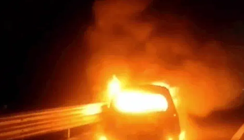 दिल्ली-मुंबई एक्सप्रेस-वे पर भीषण हादसा, चलती कार में आग लगने से 5 लोगों की जिंदा जलकर मौत, वैष्णो देवी दर्शन से लौट रहा था परिवार