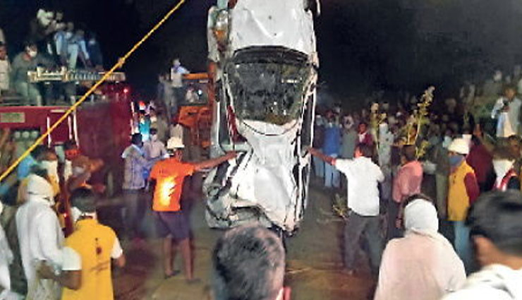 हादसा / चाबी पर हाथ लगने से कार हुई स्टार्ट, 180 फीट गहरे कुएं में गिरी, दो भाईयों की हुई मौत