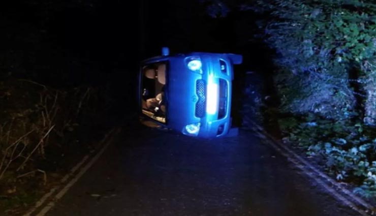 सुनसान सड़क पर कार में रोमांस कर रहा था कपल, जोश पड़ा भारी और पलट गई गाड़ी 