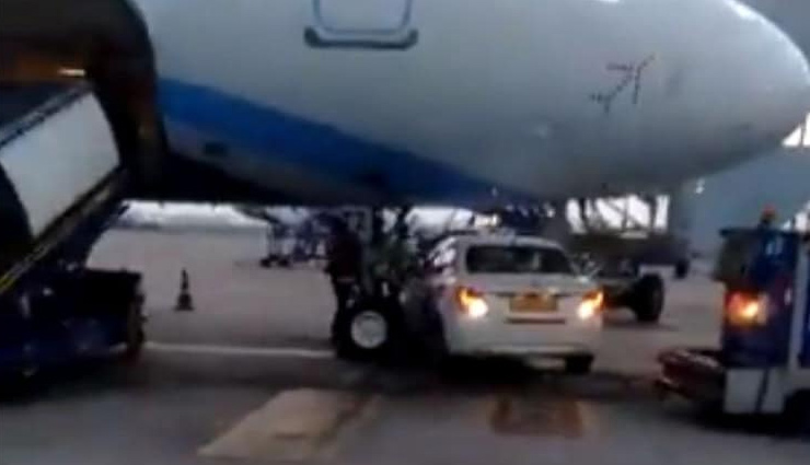 दिल्ली एयरपोर्ट पर बड़ी लापरवाही, इंडिगो विमान के पहिये के नीचे आ गई कार; देखें वीडियो