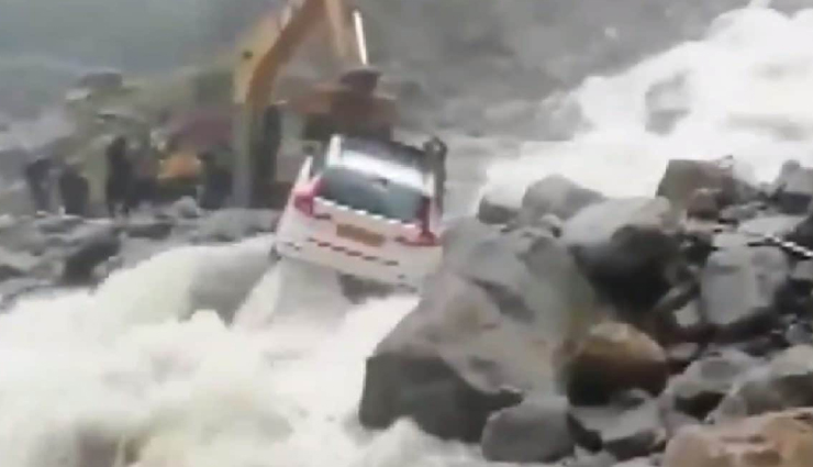 बाढ़ में फंसी कार को बचाने का वीडियो कर रहा सभी को हैरान, देखें यहां 