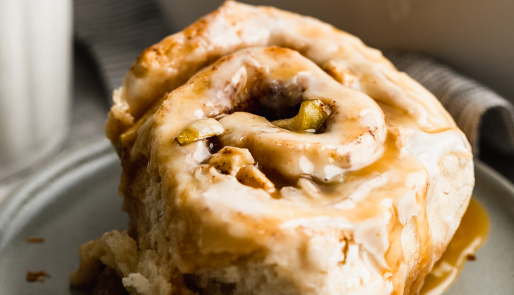 caramel apple cinnamon rolls,apple rolls recipe,hunger struck,food,easy recipes