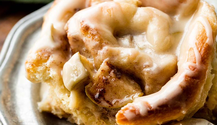 caramel apple cinnamon rolls,apple rolls recipe,hunger struck,food,easy recipes