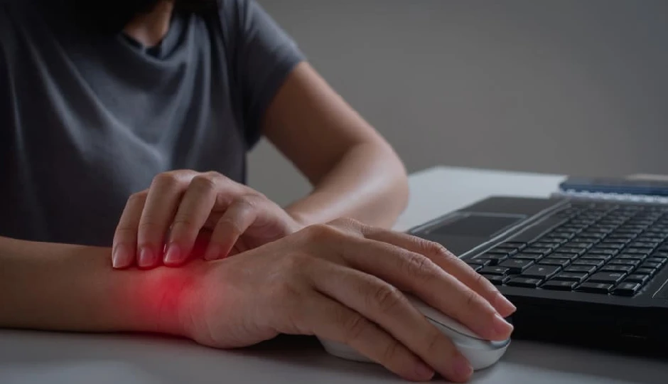 हाथों और कलाई में दर्द या सुन्नपन? लैपटॉप पर काम करने वाले अपनाएं ये आसान टिप्स और बचें कार्पल टनल सिंड्रोम से