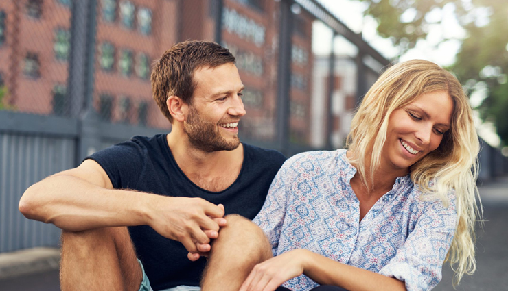 dating vs relationship comparison,casual dating insights,serious relationship characteristics,friends-with-benefits arrangement explanation,exclusivity in casual dating,intimacy in casual dating,frequency of interactions in casual dating,emotional risks in casual dating,meeting friends in dating,transitioning to exclusive relationship