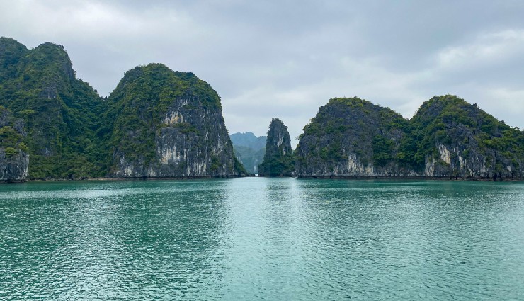 vietnam travel guide,top places to visit in vietnam,vietnam tourism,vietnam natural beauty,historic cities vietnam,vietnamese street food,vegetarian food vietnam,cultural diversity vietnam,must-see destinations vietnam,vietnam trip planning