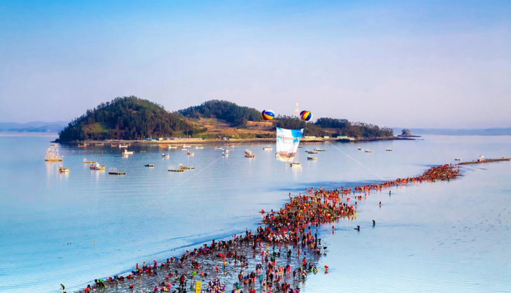 causeways to visit around the world,great salt lake causeway,usa,hindenburg dam,germany,passage du gois,france,funafuti causeway,tuvalu,causeway between jindo and modo islands,south korea,rough island causeway,uk