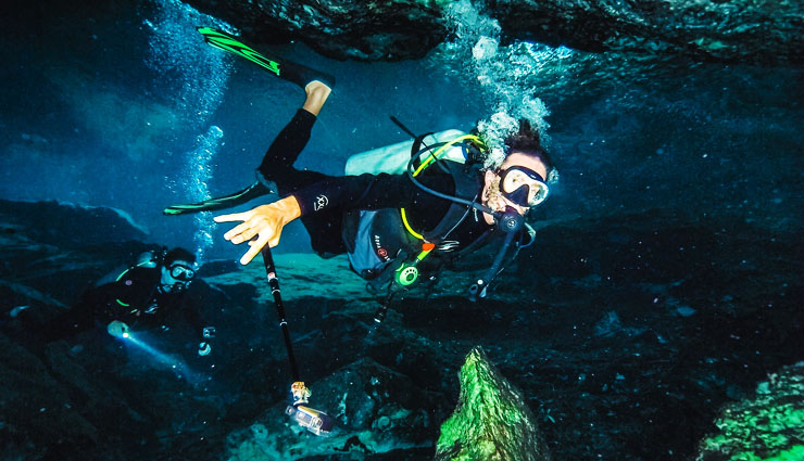 विश्व में प्रसिद्द है ये भयानक खेल most popular dangerous game in world,dangerous games in the world,base jumping games,skydiving game,street liner games,bull fighting game,life threatening games in the world,free soloing games,cricking game