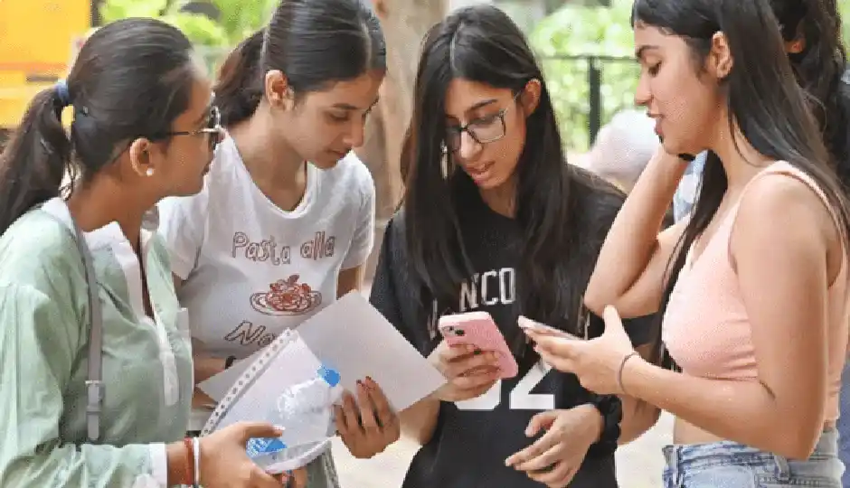 CBSE Class 12 Revaluation: रिजल्ट के बाद भी नहीं थमी छात्रों की मुश्किलें, स्कैन कॉपी डाउनलोड में आ रही तकनीकी बाधा