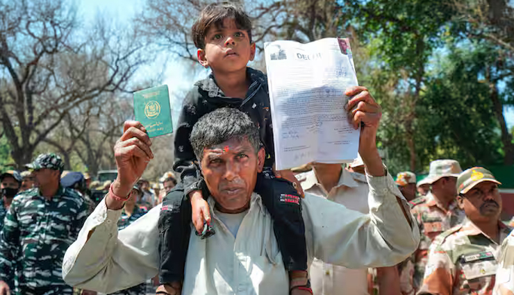 केन्द्र सरकार ने लगाया मास्टर स्ट्रोक, CAA के तहत पहली बार 14 शरणार्थियों को दिया गया सिटीजनशिप सर्टिफिकेट