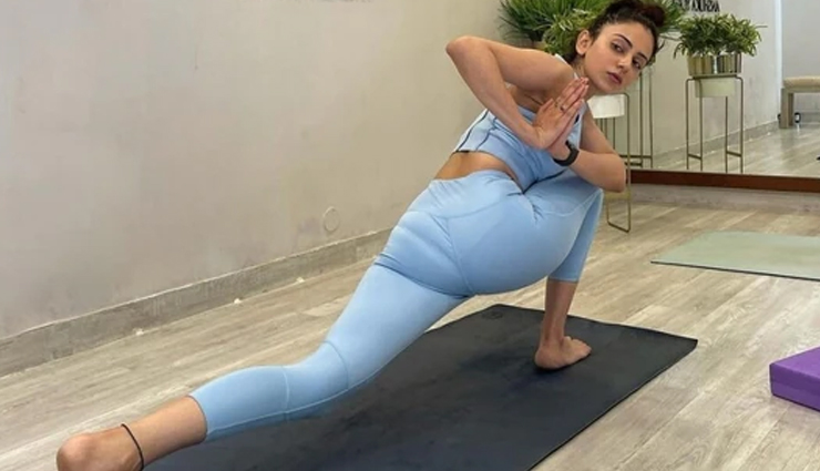 international day of yoga,celebrities who do yoga,yoga tips,Health tips,fitness tips,david beckham,jessica biel,matthew mcconaughey,jennifer aniston,russell brand,Kareena Kapoor Khan,malaika arora,sara ali khan,rakul preet singh,shilpa shetty kundra