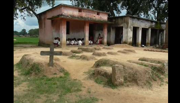 उत्तर प्रदेश : कब्रिस्तान में स्कूल, डर से पढ़ने नहीं आते बच्चे
