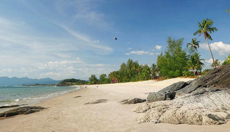 beautiful beaches in asia,best beaches in asia,top beaches in asia to visit,pink beach indonesia,el nido palawan philippines,koh phangan thailand beaches,saud beach pagudpud,radhanagar beach india,kelingking beach nusa penida,white beach boracay,yonaha maehama beach japan,mirissa beach sri lanka,cenang beach langkawi,best tropical beaches asia,stunning beaches in asia,asian beach destinations,island hopping asia beaches