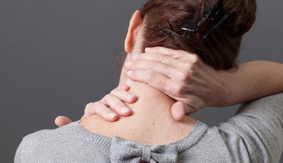 लंबे समय तक बैठे रहने की आदत से बढ़ सकता है सर्वाइकल का खतरा, जानें राहत के उपाय