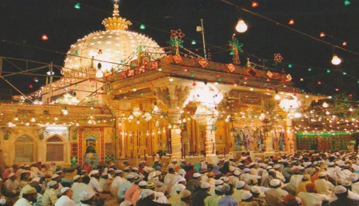 अजमेर गरीब नवाज की दरगाह से सरवाड़ निकली फखरुद्दीन चिश्ती के लिए चादर, गाजे बाजे के साथ दागे तोप के गोले