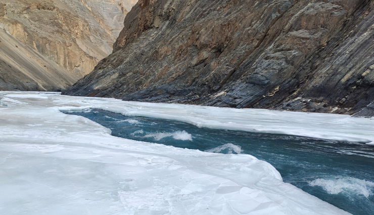 लद्दाख: खूबसूरत वादियों और बर्फ की चोटियों से सम्मोहित होते हैं पर्यटक, क्षेत्रफल में सबसे बड़ा और सबसे कम आबादी वाला केन्द्र शासित प्रदेश ladakh travel,explore ladakh,himalayan adventure,leh-ladakh tour,best places to visit in ladakh,trekking in ladakh,cultural experiences in ladakh,ladakh monasteries,high altitude landscapes,adventure tourism ladakh,pangong lake exploration,nubra valley journey,ladakh photography,motorbike tours ladakh,top things to do in ladakh